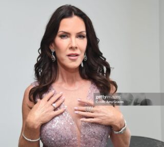 Looking back on another full year: Eventful Fruitful Peaceful Beautiful Grateful 💫
📸 @amygravesphoto